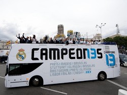El Real berparade dengan menggunakan bus atap terbuka menuju Plaza de Cibeles. (Foto: Paul Hanna/Reuters)