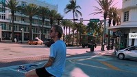 Penjaga gawang Liverpool asal Jerman, Loris Karius, ternyata sering mengunggah momen liburannya ke berbagai tempat. Seperti di Miami, AS yang satu ini (lorisk21/Instagram)