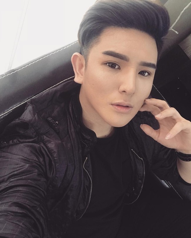 Seorang pria bernama Steven Yong tampaknya ingin memulai hidup baru dengan penampilan baru setelah diputuskan mantan kekasihnya. Ia pun memutuskan untuk melakukan operasi plastik pada wajah. Foto: Facebook Steven Yong