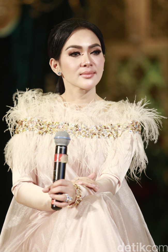 Syahrini menggunakan eyeshadow warna kecoklatan yang dikombinasikan dengan eyeshadow warna keemasan yang diambil dari palette eyeshadow Lakme x Syahrini. Agar warna emasnya memberikan efek shimmery yang lebih bekilau, Syahrini menggunakan kuas basah dalam mengaplikasikannya. Foto: Palevi S/detikHOT