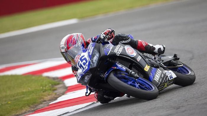 Valentino Rossi bangga dengan pencapaian Galang Hendra. (Foto: Yamaha Racing Indonesia) Valentino Rossi bangga dengan pencapaian Galang Hendra. (Foto: Yamaha Racing Indonesia)