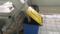 Sampah dan lumpur padat dibuang dalam tong sampah untuk dijadikan briket.. Begini proses pengolahan lumpur tinja padat