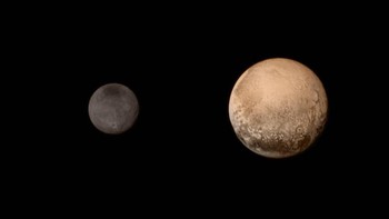 Meski disebut komet raksasa, foto dari pesawat antariksa milik NASA bernama New Horizons menampakkan Pluto yang memiliki ukuran lebih besar daripada dugaan sebelumnya, meski tidak diketahui apakah ia bisa mendapatkan kembali statusnya sebagai planet. Foto: NASA