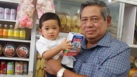 Bersama cucunya, begini gaya SBY saat belanja di pusat oleh-oleh makanan khas. Cucunya di gendongan terlihat tengah memegang kuaci kemasan besar. Gemas! Foto: instagram @susilobambangyudhoyonofans