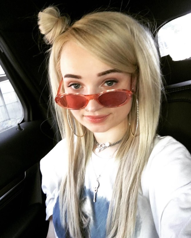 Kim Petras berharap tidak ada lagi orang yang memandang aneh transgender. Menurut Kim, transgender pun bisa berkarya dan bahagia.  Foto: dok. Instagram