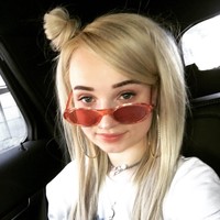 Kim Petras berharap tidak ada lagi orang yang memandang aneh transgender. Menurut Kim, transgender pun bisa berkarya dan bahagia.  Foto: dok. Instagram