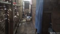 Rumah yang ditempati Alif / 