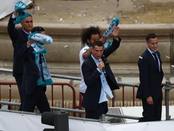 Cristiano Ronaldo berbicara menggunakan microphone di sela-sela parade. (Foto: Sergio Perez/Reuters)