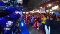 Warga menyaksikan aksi Galang Hendra Pratama di ajang World Supersport 300 di Sirkuit Donington Park, Inggris. Mereka menonton aksi pebalap Indonesia itu lewat layar lebar. Istimewa/Yamaha.