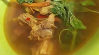 Tampilan kuahnya saja sudah bikin ngiler nih. Netizen @venus_bela ini membuat pindang daging dengan campuran nanas dan sayur bayam. Foto: Instagram