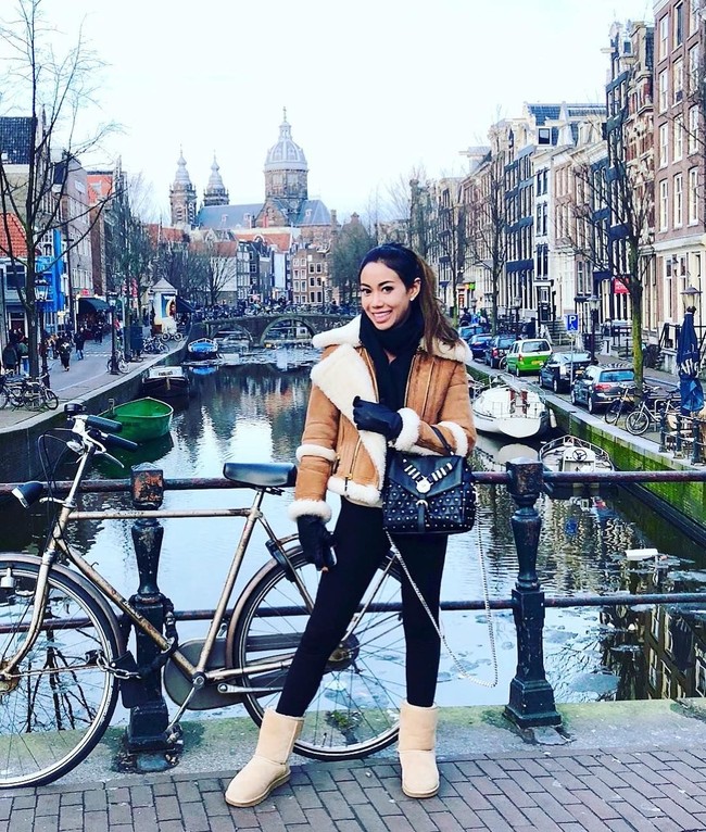 Yen Kuok yang kerap menampilkan gaya busananya dengan sederet barang branded di Instagram mengaku barang mahal pertamanya bukan didapatnya dari ayahnya. Dia mendapatkan busana Viktor & Rolf dari kakaknya ketika dia berulang tahun ke-17. Foto: dok. Instagram