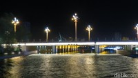 Foto: Ada lagi jembatan yang modern di Peacock River. Kota Korla ada di tengah Gurun Taklamakan dan selama 2.000 tahun menjadi bagian dari Jalur Sutra (Fitraya/detikTravel)