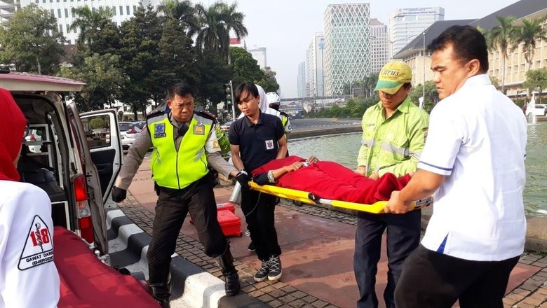 Dinsos Amankan Perempuan yang Hendak Bunuh Diri di Kawasan Monas Dinsos Amankan Perempuan yang Hendak Bunuh Diri di Kawasan Monas