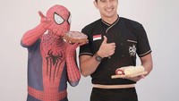 Manisnya! Ali promosikan kue buatannya, dengan figur Spiderman yang sama-sama membawa kue. Foto: Instagram @alisyakieb