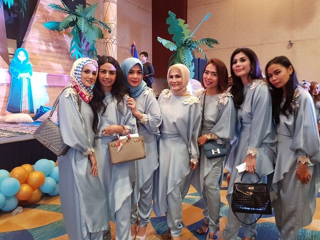 Datang ke sebuah acara buka puasa bersama, Mulan Jameela kembali tampil glamour dengan hijab. Kali ini Mulan mengenakan kaftan biru muda, seragam dengan teman-temannya. Dia memadukan kaftan itu dengan scarf motif penuh warna. Foto: Instagram