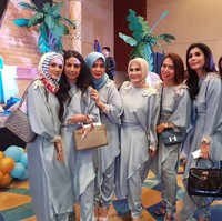 Datang ke sebuah acara buka puasa bersama, Mulan Jameela kembali tampil glamour dengan hijab. Kali ini Mulan mengenakan kaftan biru muda, seragam dengan teman-temannya. Dia memadukan kaftan itu dengan scarf motif penuh warna. Foto: Instagram