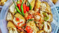 Siapa yang tidak kenal tahu gejrot? Jajanan tahu populer ini, paling enak disantap dengan irisan cabai rawit yang pedas nendang seperti tahu gejrot punya @misscarolinebong Foto: Instagram