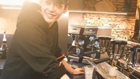 Masih ingat serial While You Were Sleeping? Pemeran utamanya, Lee Jong Suk sukses mengelola kafe Mansion 89. Ia juga sering menghabiskan waktu untuk bekerja di kafenya lho! Foto: Istimewa