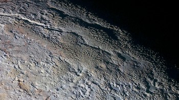 Penampakkan permukaan Pluto yang mirip seperti kulit ular ini diperkirakan oleh sejumlah peneliti merupakan bukit es. Foto: NASA