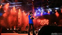 Sheila On 7 tampil membawakan lagu-lagu andalanya. Foto: Ismail/detikHOT