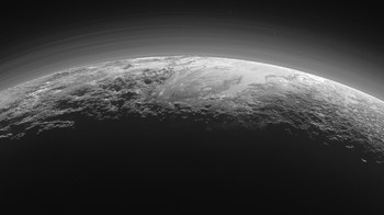 Kabut yang menyelimuti Pluto bisa memiliki puluhan lapisan dan dapat dilihat hingga ratusan kilometer lebih dari mantan planet tersebut. Foto: NASA