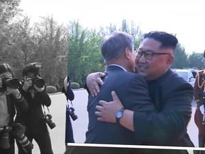 Pelukan Hangat Kim Jong-un dan Moon Jae-in