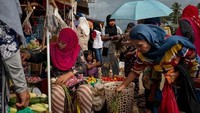 Para pengungsi sedang membeli berbagai persediaan makanan untuk bulan Ramadan. Mereka terpaksa berpuasa di tenda pengungsian karena rumah dan kota mereka hancur karena pertempuran mengerikan setahun lalu. Jes Aznar/Getty Images.