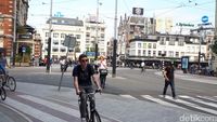 Harus hati-hati kalau menyebrang di Amsterdam karena banyaknya sepeda (Afif Farhan/detikTravel)