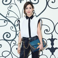 Wanita yang kini mengoleksi berbagai tas mewah itu juga menjelaskan betapa ayahnya termasuk orang yang memberinya kebebasan dalam hal pendidikan. Robert Kuok tidak menuntutnya mendapatkan nilai A di sekolah. Justru sang ayah meminta banyak mencari pengalaman. Meski demikian Yen Kuok tetap cemerlang di sekolah. Saat akan masuk universitas, dia diterima di Universitas Harvard dan Stanford. Foto: dok. Instagram