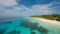 Landaa Giraavaru adalah resor pertama di dunia yang meluncurkan DeepFlight Adventures. Kawasan Maladewa itu masuk dalam UNESCO Biosphere Reserve karena keberadaan Baa Atoll (Four Season)