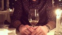 Kali ini Loris terlihat sedang menikmati segelas white wine di tangannya. Foto: Instagram @lorisk21