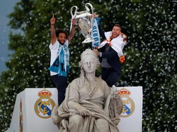 Marcelo dan Sergio Ramos duduk di salah satu patung yang ada di Plaza de Cibeles. (Foto: Paul Hanna/Reuters)