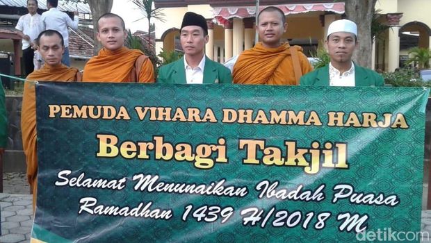 Jelang Waisak, Umat Budha Banyuwangi Bagi-bagi Takjil