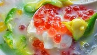Warna-warni es oyen berasal dari pemakaian bahan yang beragam. @senang.makan memperlihatkan limpahan sagu mutiara dan alpukat dari es oyen di Jogja. Foto: Instagram