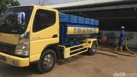 Truk-truk pengangkut tinja masuk ke IPLT untuk nyetor tinjanya.