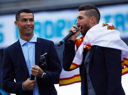 Cristiano Ronaldo dan Sergio Ramos mengambil microphone. Foto: Gonzalo Arroyo Moreno/Getty Images