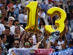 Balon dengan angka 13 menunjukkan jumlah gelar Liga Champions Real Madrid. (Foto: Gonzalo Arroyo Moreno/Getty Images)