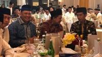 Kemesraan Fahri Hamzah dan Jokowi terlihat jelas dari foto jepretan sahabatnya yang kini jadi politikus Golkar, Mukhamad Misbakhun. Fahri tampak mengobrol sembari senyum-senyum ke Jokowi. (Foto: Dok. Muhammad Misbakhun)