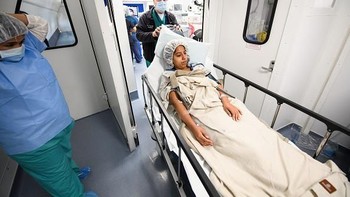 Diana kehilangan penglihatan sejak berumur 9 tahun dan penyakit tersebut menyebabkannya menjadi gadis yang tidak percaya diri hingga membuatnya putus sekolah dan tidak mau keluar rumah. Operasi transplantasi kornea yang dilakukannya ini memerikan harapan besar bagi Diana untuk dapat kembali melihat dan pulih seperti sedia kala. Leon Neal/Getty Images.