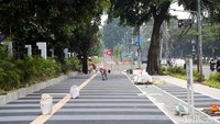 Trotoar ini juga dilengkapi dengan jalur khusus penyandang disabilitas.