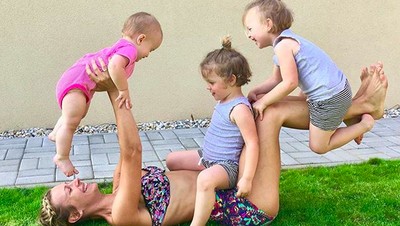 Gaya Kompak Ibu dan 3 Buah Hatinya, Ikut Senang Melihatnya