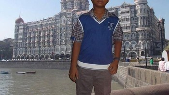 Pose dulu di depan bangunan ikonik India. (Foto: indihumor)