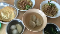Bakmi minggu pagi seperti biasa, tulisnya. Kali ini menu pendampingnya makan bakmi lebih banyak. Ada pangsit rebus, bakso, dan pangsit. Foto: Instagram aryodjojo