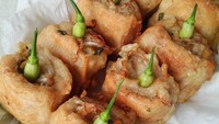 Tahu rawit sederhana milik @vinaashofa ini, dibalut dengan tepung dan isian sayur sederhana. Meski begitu, tahu goreng ini tetap bikin lapar. Foto: Instagram