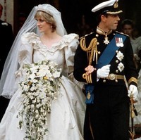 Putri Diana memegang buket bunga yang beratnya mencapai 2 kg. Bunga Lili mendominasi buket bunga yang dibawa sang putri. Foto: Dok. STR / AFP, Instagram