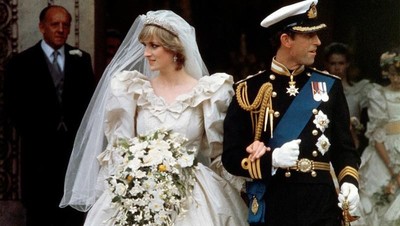 8 Gaya Putri Diana Saat Menikah, Gaunnya Lebih Megah dari Meghan Markle
