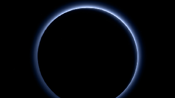 Selain kabut, Pluto juga bisa diselimuti cahaya biru yang mirip dengan langit di Bumi. Foto: NASA