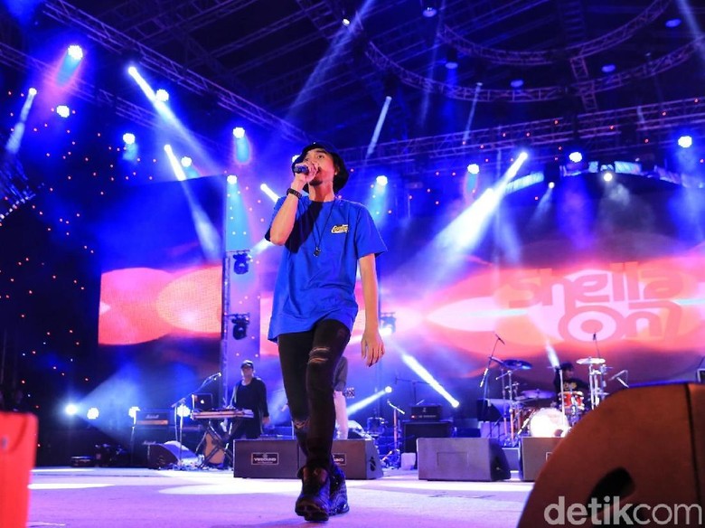 Sheila On 7 Buka Konser dengan Rentetan Duet Maut Sheila On 7 Buka Konser dengan Rentetan Duet Maut