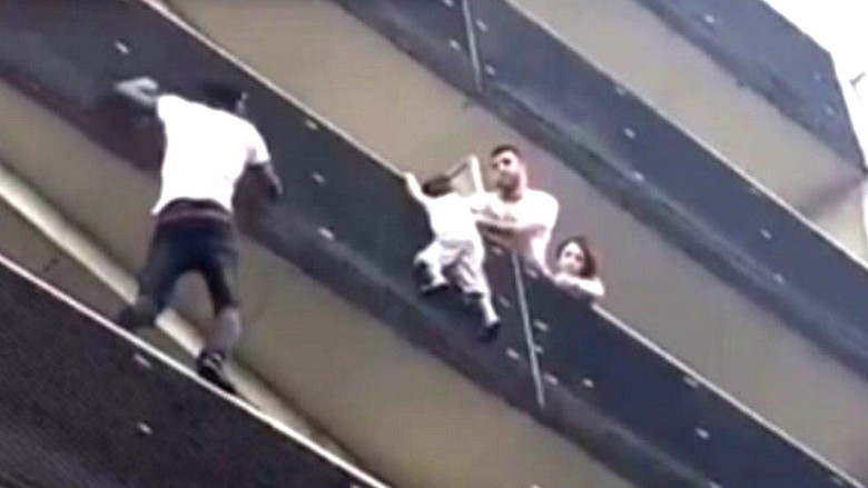 Viral, Spiderman Panjat Gedung dan Selamatkan Bocah di Paris Viral, Spiderman Panjat Gedung dan Selamatkan Bocah di Paris