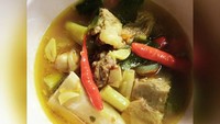 Enak dimakan pas lagi hangat-hangatnya, tulis @dinarutami26 yang memposting semangkuk pindang daging dengan irisan cabai merah. Foto: Instagram